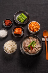 돼지 육수와 소 육수를 섞어 만든 맛있는 돼지국밥