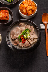 돼지 육수와 소 육수를 섞어 만든 맛있는 돼지국밥