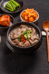 돼지 육수와 소 육수를 섞어 만든 맛있는 돼지국밥