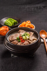 돼지 육수와 소 육수를 섞어 만든 맛있는 돼지국밥