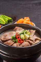 돼지 육수와 소 육수를 섞어 만든 맛있는 돼지국밥