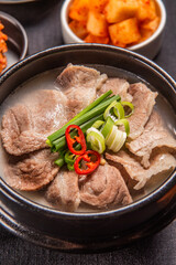 돼지 육수와 소 육수를 섞어 만든 맛있는 돼지국밥