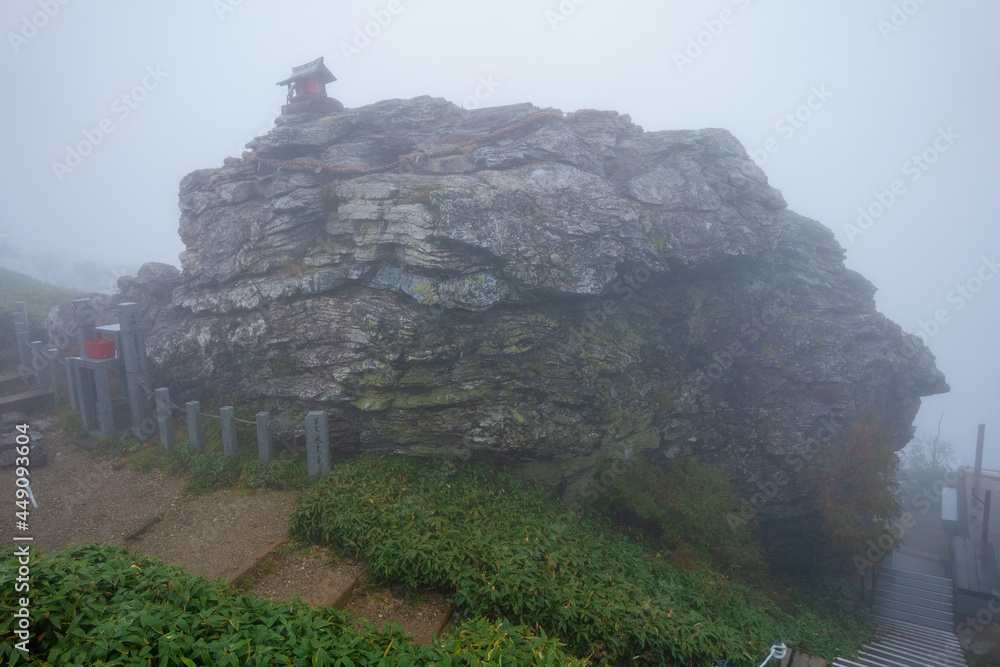 Wall mural 徳島県美馬市、三好市、那賀町にある剣山を登山している風景 Scenery of climbing Mount Tsurugi in Mima City, Miyoshi City, and Naka Town, Tokushima Prefecture.