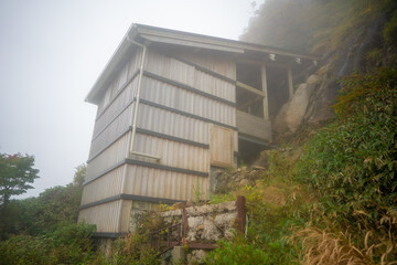 愛媛県西条市にある石槌山を紅葉の季節に登山する風景 A view of climbing Mount Ishizuchi in Saijo City, Ehime Prefecture, during the season of autumn leaves.