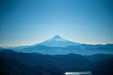 山梨県甲州市、北都留郡丹波山村にある大菩薩嶺から富士山を見るために登山している風景 A view of mountain climbing to see Mt. Fuji from Daibosatsu Ridge in Tanbayama Village, Kitatsuru-gun, Koshu City, Yamanashi Prefecture.