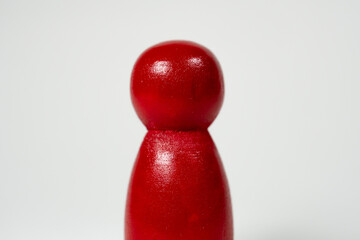 赤いペグ人形