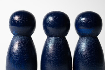 並んだ三体の紺色のペグ人形