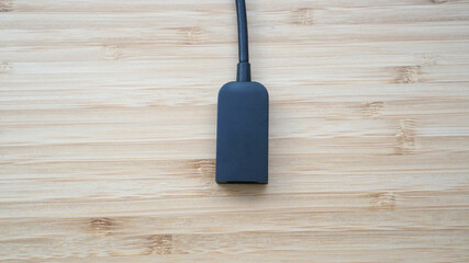 木目調のテーブルに置かれたHDMIコネクターガジェット
