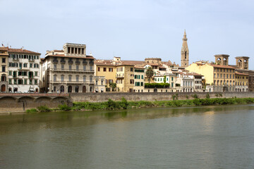 Fototapeta na wymiar View of the Arno river and historic buildings