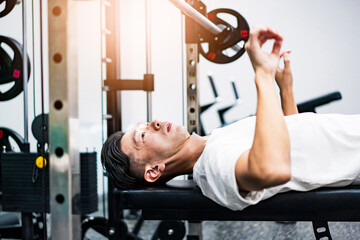 ジムでトレーニングするミドル男性