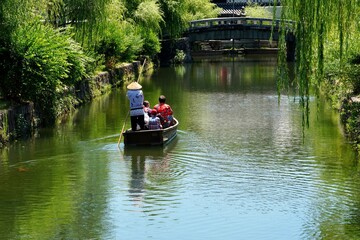 水路を行く小舟