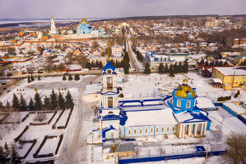 Obraz premium Aerial view of Orthodox Church of Assumption of Blessed Virgin Mary in small Russian town of Zadonsk with Nativity of Virgin Monastery in background on winter day