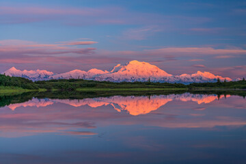 alaska& 39 s mount denali weerspiegeld in kalme reflecterende vijver in de buurt van Wonder Lake-zonsondergang