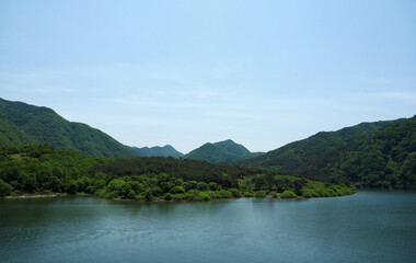 Fototapeta na wymiar 한국의 호수와 산 풍경 