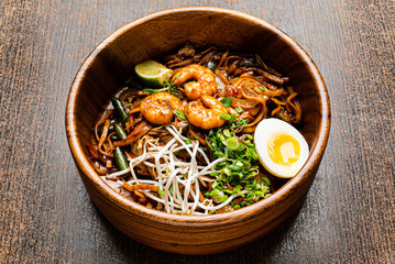 noodle with shrims and egg