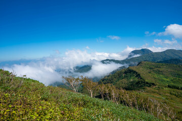 新潟県糸魚川市、妙高市にある火打山、妙高山の登山をしている風景 Scenery of climbing Mount Hiuchi and Mount Myoko in Itoigawa and Myoko City, Niigata Prefecture.