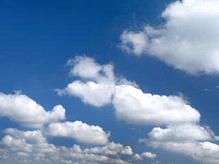 初夏の青空と雲