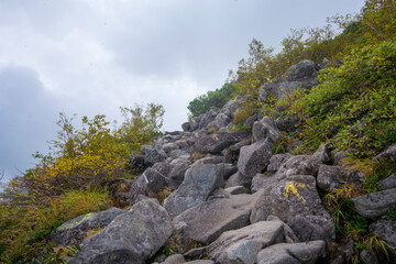 長野県茅野市と北佐久郡立科町にある八ヶ岳連峰の蓼科山の登山の風景 A view of climbing Mount Tateshina in the Yatsugatake mountain range in Chino City and Tateshina Town, Kitasaku County, Nagano Prefecture.