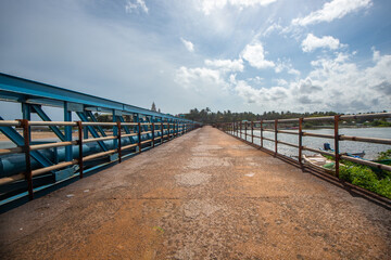 Obraz premium wooden bridge over the river