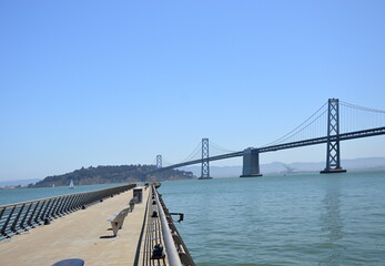 Pier und Brücke an der San Francisco Bay, Kalifornien