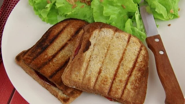 sandwich croque-monsieur dans une assiette