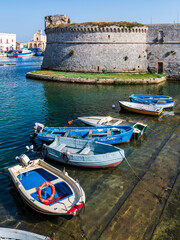 Plakat Strolling along the streets of Gallipoli. Boats and places of a magical Salento
