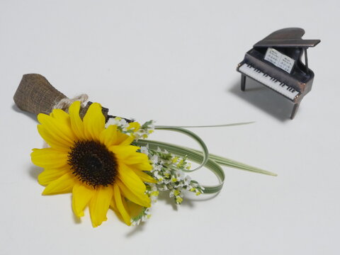 ひまわりの花束とピアノ
