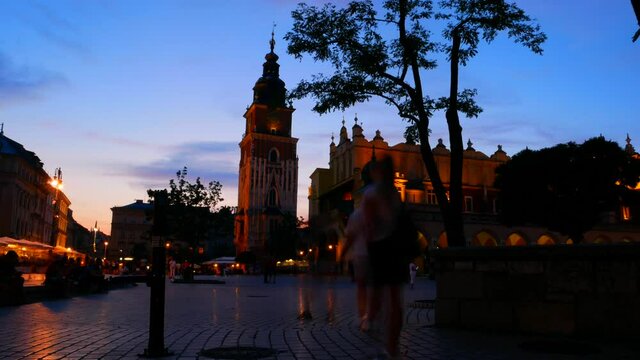 Rynek, wieża ratuszowa, Sukiennice, Krak&oacute;w, Polska. Średniowieczne miasto. Timelapse	
