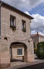 Miramont de Guyenne (Lot et Garonne, France) - Maison pittoresque à arcade de la bastide