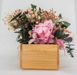 Ramo de flores en caja lateral