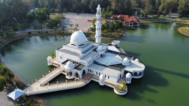 Malaysia, kuala Terengganu 5 ogos 2021 : Tengku Tengah Zaharah Mosque or floating mosque is famous in Malaysia and Terengganu