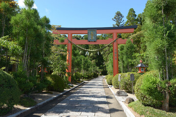 Obraz premium 霊山寺 参道の鳥居 奈良市