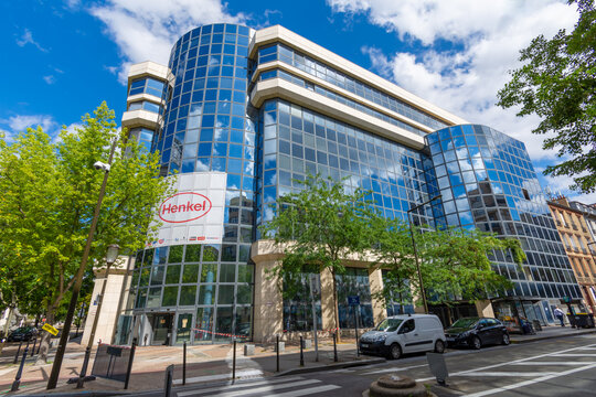 Boulogne-Billancourt, France - 30 juillet 2021: Vue ext&eacute;rieure du si&egrave;ge social de Henkel France, soci&eacute;t&eacute; sp&eacute;cialis&eacute;e dans la fabrication de d&eacute;tergents, produits d'entretien, cosm&eacute;tiques et colles