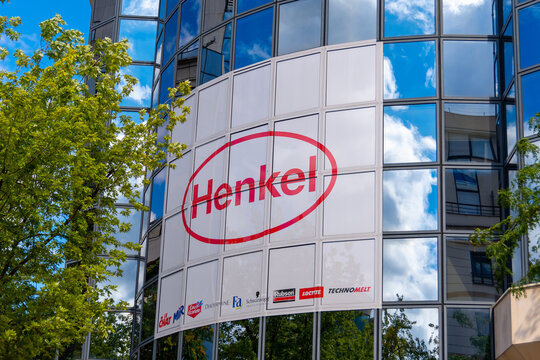 Boulogne-Billancourt, France - 30 juillet 2021: Vue ext&eacute;rieure du si&egrave;ge social de Henkel France, soci&eacute;t&eacute; sp&eacute;cialis&eacute;e dans la fabrication de d&eacute;tergents, produits d'entretien, cosm&eacute;tiques et colles