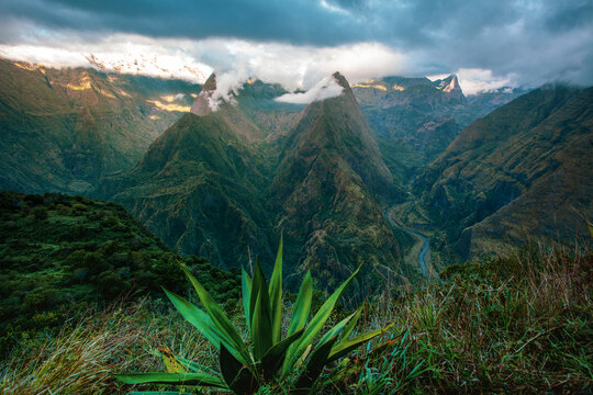 Vue sur le cirque de Mafate, La R&eacute;union.