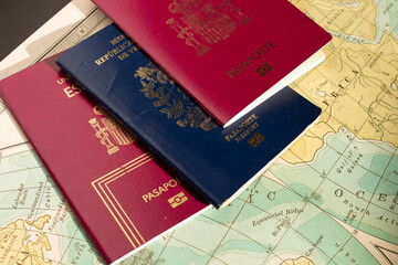 Pasaportes venezolano y español. Doble nacionalidad, para viajar, documento de viaje necesario. 
