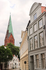 Obraz premium Blickwinkel in der Lübecker Altstadt; Aegidienstraße und St. Aegidien