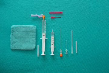 Instrumentos, gasas, inyectadoras, fondo verde para anestesia y quirófano. 