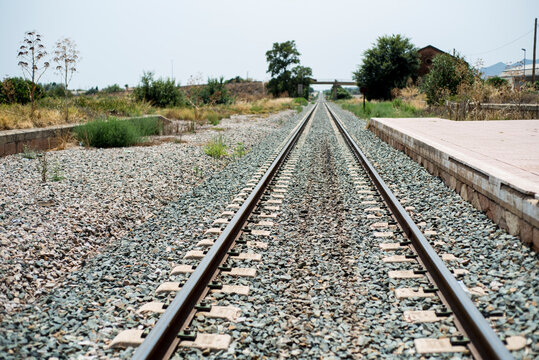 V&iacute;as de tren un d&iacute;a soleado de verano