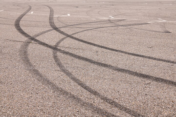 Reifenabrieb und Bremsspuren auf Asphalt, Ursprung von Feinstaub und Mikroplastik, Fahrverhalten fördert Schadstoffkonzentration. © Werner