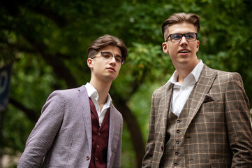 Young confident groupe of people comunicate to each other