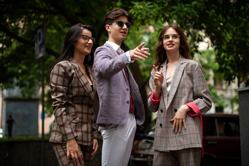 Young confident groupe of people comunicate to each other