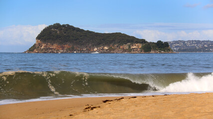 Fototapeta na wymiar wave breaking on beach near lion island