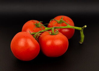 na zdrowo i wegańsko, pyszny pomidor z zieloną łodygą - obrazy, fototapety, plakaty