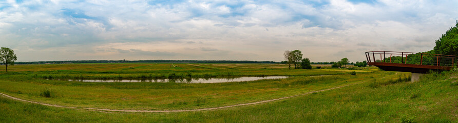 Przepiękna panorama pustych pól zieleni z płynącą po środku rzeką