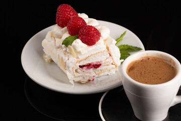 Meringue roulade with raspberries 