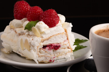 Meringue roulade with raspberries 