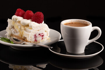 Meringue roulade with raspberries 