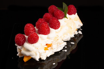 Meringue roulade with raspberries 