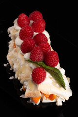 Meringue roulade with raspberries 